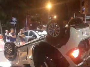 Colisão entre dois carros deixa vítima presa às ferragens perto da Praça do Skate