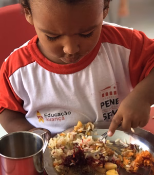 Prefeitura de Penedo moderniza merenda escolar com novos utensílios em aço inox