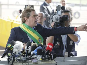 [Vídeo] Bolsonaro usa humorista para evitar responder sobre PIB fraco