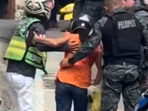 Passageira de mototáxi fica ferida após moto derrapar em brita no Centro de Arapiraca