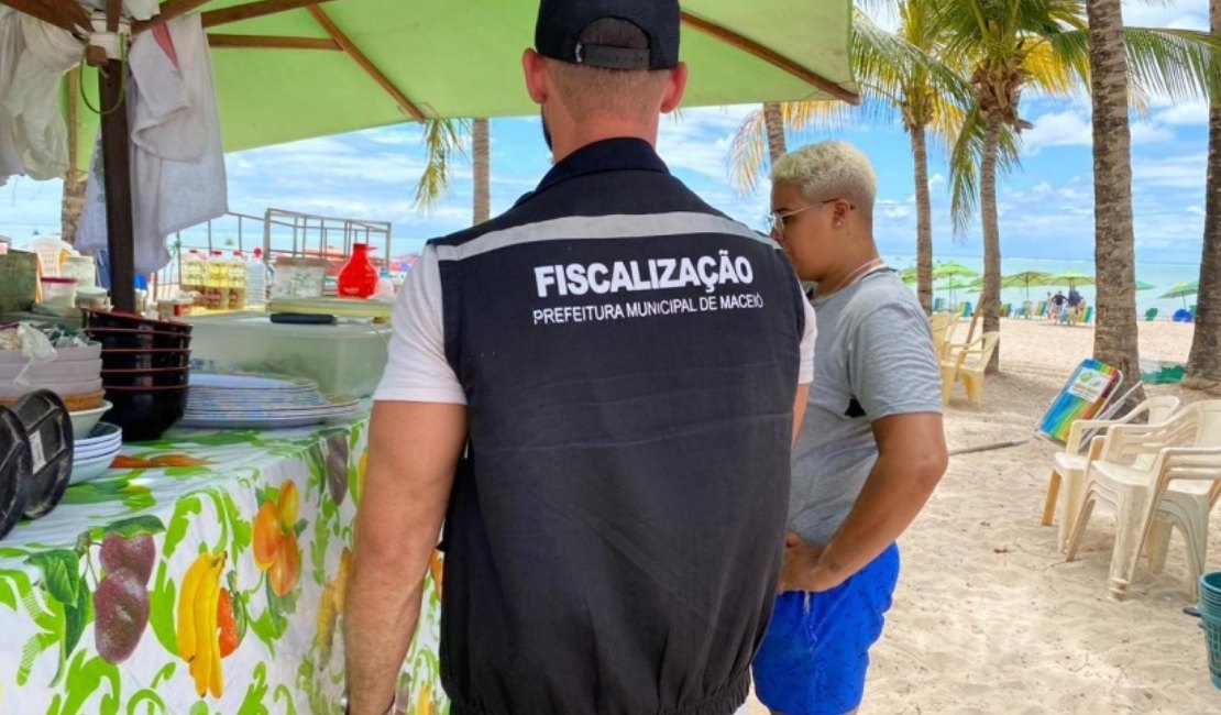 Ação integrada orienta ambulantes na faixa de areia da orla marítima de Maceió