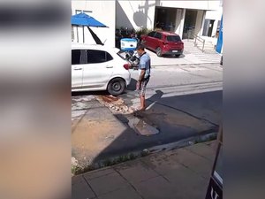 Buraco aberto há duas semanas causa acidentes e transtornos no bairro do Farol, em Maceió