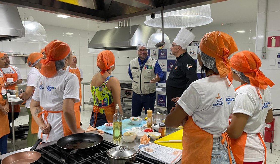 Leonardo Dias visita alunos do Capacita e Emprega e exalta programa: 'história de esperança'