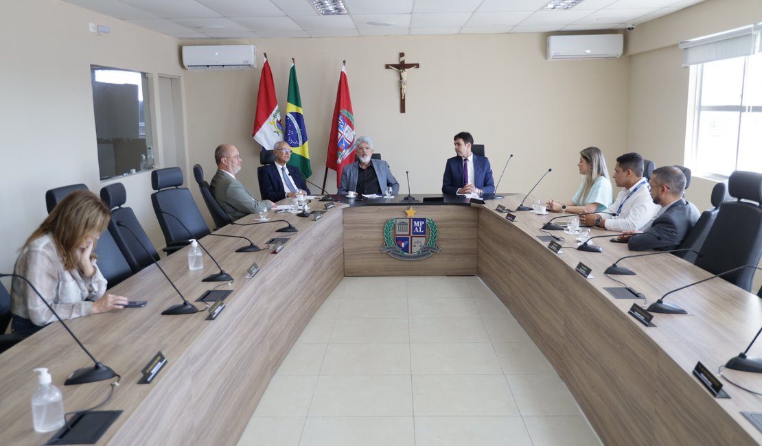 MP se reúne com parlamentar e concessionárias para discutir crise no abastecimento de água no Sertão