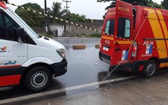 Condutor fica ferido ao bater carro em poste na avenida Menino Marcelo