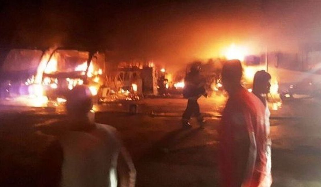 Incêndio em garagem de empresa destrói quatro ônibus e caçamba na Chã do Pilar