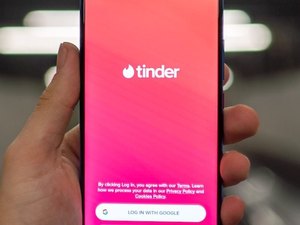 Golpes em aplicativos de namoro focam no público LGBTQIA+ e em mulheres mais velhas