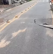 Defesa Civil interdita rua após afundamento no bairro Chã de Bebedouro