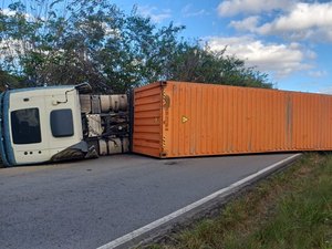 Rodovia é totalmente interditada após caminhão tombar na BR-101, em Flexeiras