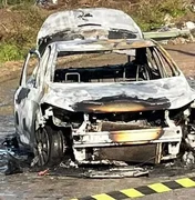 Carro por aplicativo fica destruído após pegar fogo em Arapiraca