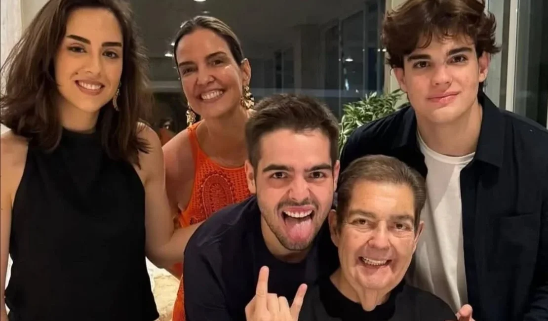 Faustão comemora o Natal e sorri em clique raro com o filho