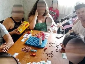 Suzane von Richthofen aparece disfarçada em foto com família do noivo