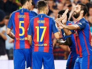 Barcelona poupa titulares, mas faz 3 a 0 no Sevilla e ergue a taça