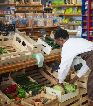 Falta mão de obra: supermercados 'caçam' trabalhadores em 8 funções-chave