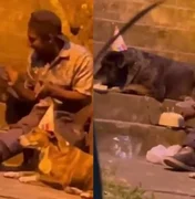 Vídeo: morador de rua canta parabéns com cães, divide bolo e emociona