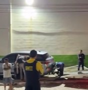 Mulher perde controle de veículo e colide com muro de supermercado na Ponta Verde
