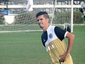 Fábio Alves reclama de salários atrasados e torcida critica jogador nas redes sociais