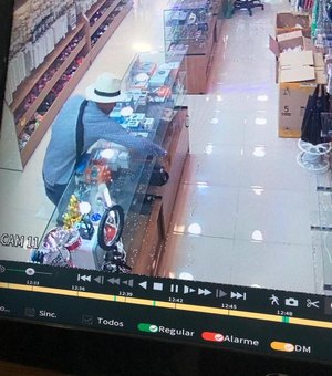 [Vídeo] Imagens de câmera de segurança flagram homem cometendo furto em loja em Palmeira dos Índios