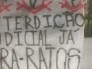 Torcida do Corinthians protesta em frente à casa de Omar Stabile: 'Fora ratos'