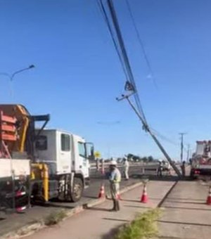 Poste de energia elétrica é atingido por caminhão-guincho em Arapiraca