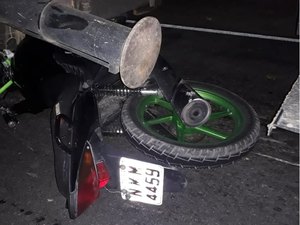 Motociclista fica ferido após colidir na traseira de caminhão guincho 