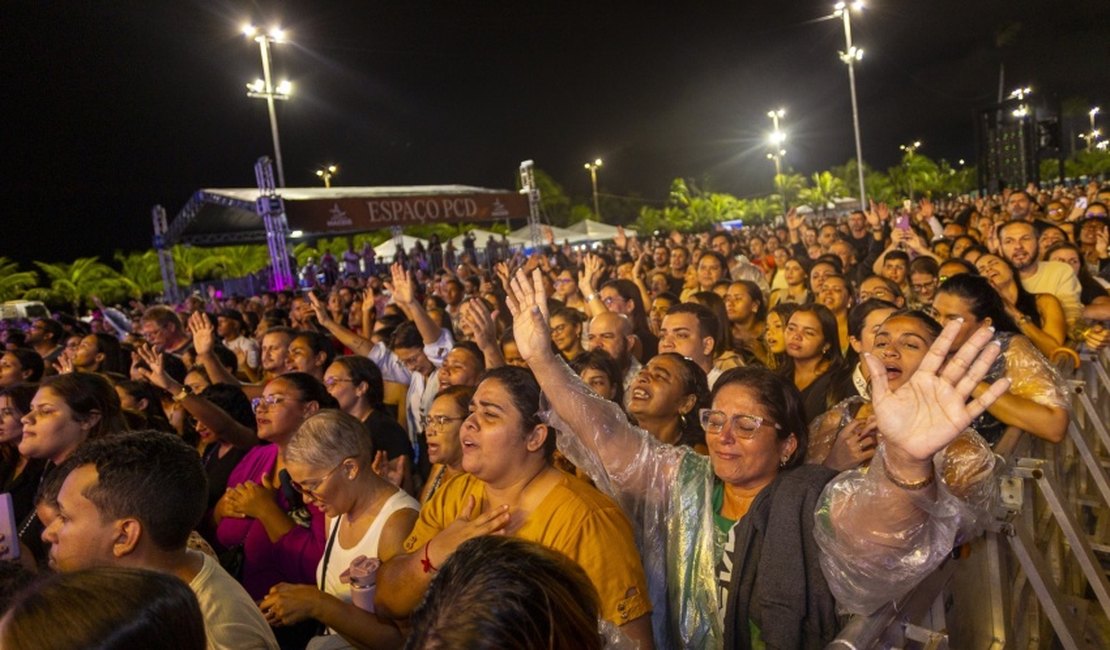 Evento gratuito com Deive Leonardo leva multidão ao Jaraguá e emociona Maceió