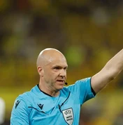 Árbitro Fifa é afastado após recorde de cartões na Premier League; entenda
