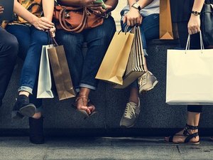 Enquanto o Brasil compra containers para guardar corpos, os políticos planejam reabrir comércio