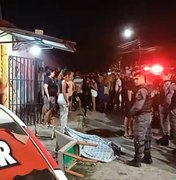 Homem é morto e outro fica ferido enquanto estavam sentados na porta em Arapiraca