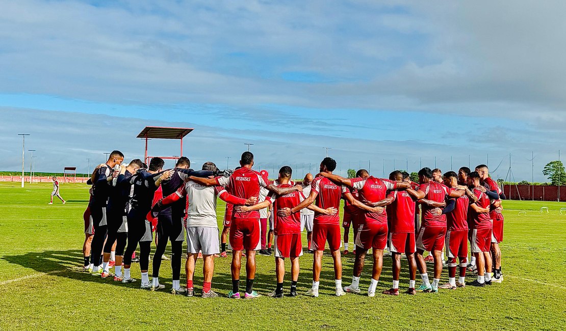 CRB viaja para Goiânia após treino visando confronto contra o Vila Nova