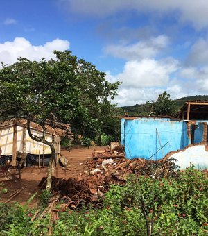 Chuvas derrubam casas em Palmeira dos Índios  