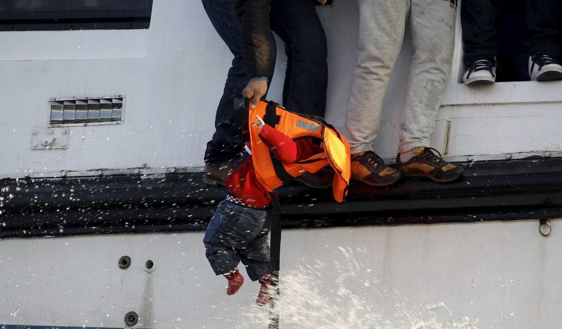 Navio brasileiro resgata refugiados sírios no Mediterrâneo
