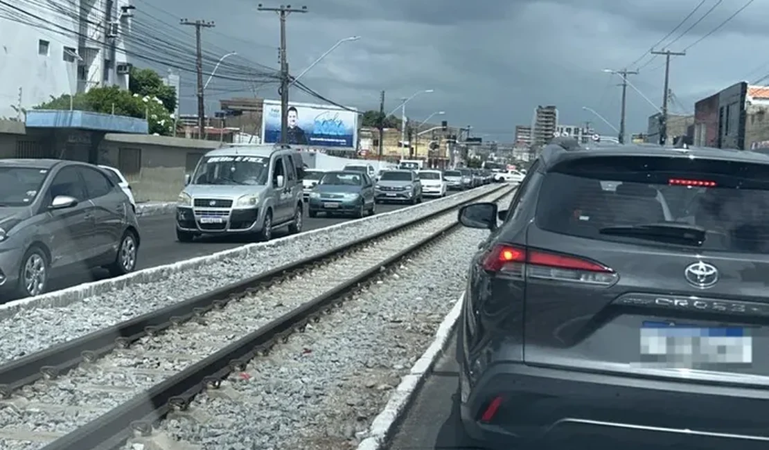 Trânsito no Jaraguá entra em colapso com obra emergencial e protesto de trabalhadores do Porto de Maceió