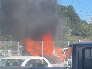 Bombeiros são acionados para incêndio de veículo na Av. Fernandes Lima