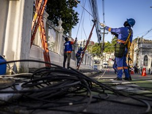 Problema crônico com fios em postes leva MP a abrir inquérito em Maceió