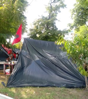 Famílias de movimentos agrários seguem acampadas na Praça Sinimbú