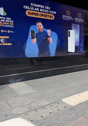 Placas de concreto danificadas são substituídas no calçadão do Centro de Maceió