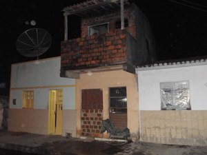 Prédio pega fogo e assusta moradores no bairro Caititus