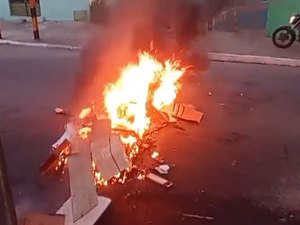 Moradores bloqueiam rua durante protesto por falta de água no Jacintinho