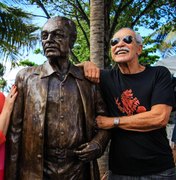 Prefeitura inaugura estátua em homenagem ao ator Paulo Gracindo em Maceió