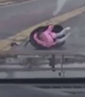 [Vídeo] Criança de dois anos cai de carro em movimento
