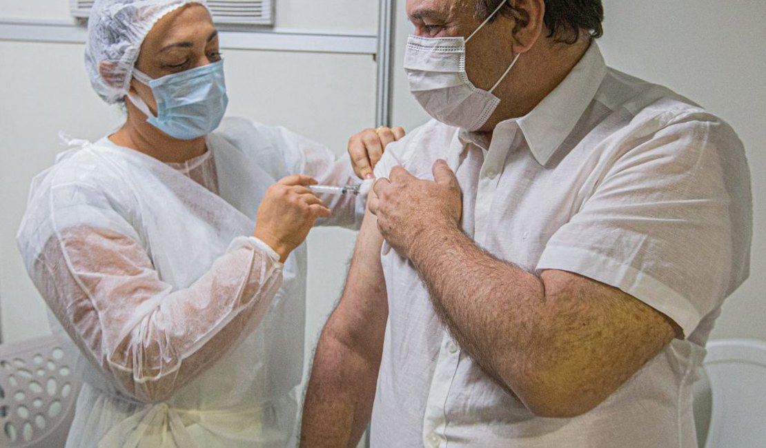 Prefeito Luciano Barbosa toma vacina, defende a Ciência e elogia profissionais de saúde em Arapiraca