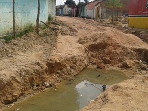 Após dois meses, equipe retoma obra em travessa na Canafístula