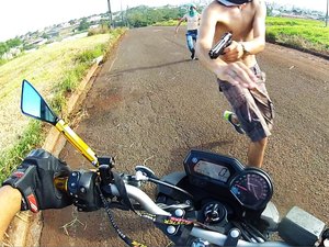 Marido tenta fugir de assaltantes mas esposa é atingida por disparos de arma de fogo