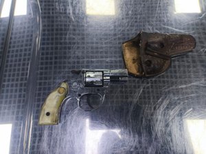 Jovem é flagrado com arma de fogo no aeroporto Zumbi dos Palmares