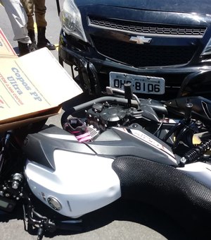 Colisão entre carro e moto deixa mulher ferida na Avenida Gustavo Paiva
