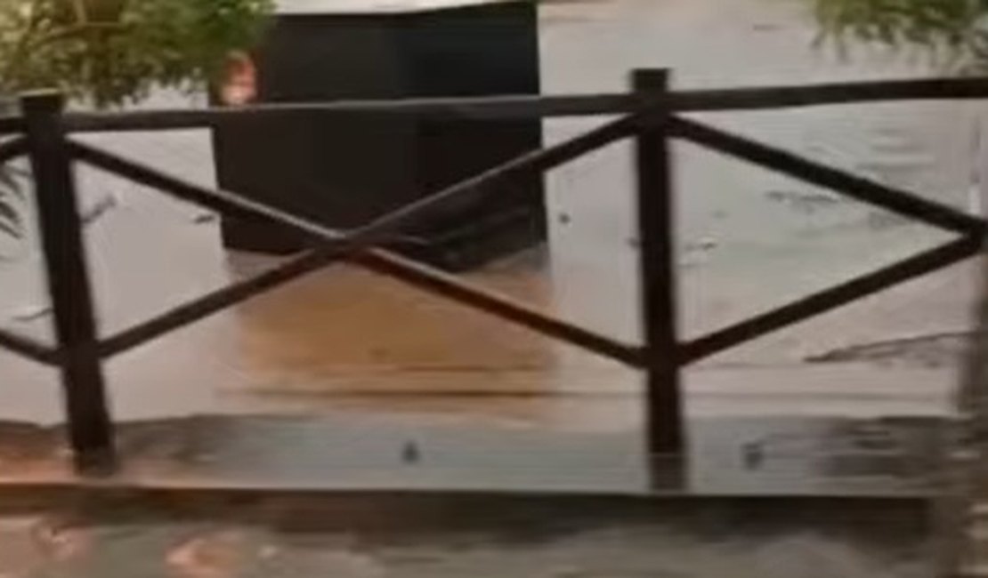 [Vídeo]  Praça da antiga estação de trem é tomada pela água da chuva em Palmeira dos Índios