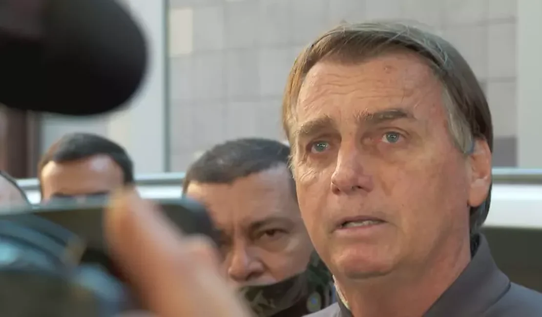 Bolsonaro diz que pedirá ao Senado processo contra Moraes e Barroso