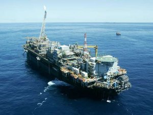 Petrobras aponta trincas em plataforma em Campos e retira funcionários