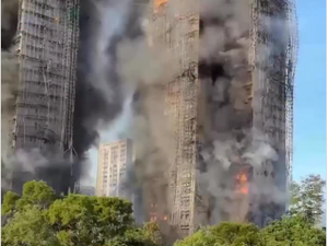 Incêndio de grandes proporções atinge prédios residenciais em Hong Kong